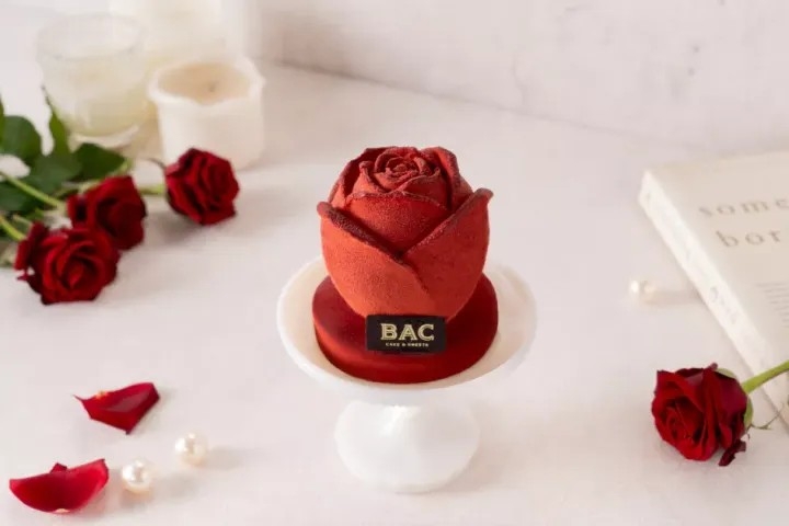 BAC「法式手工玫瑰蛋糕」絕美外型令人一見鍾情。