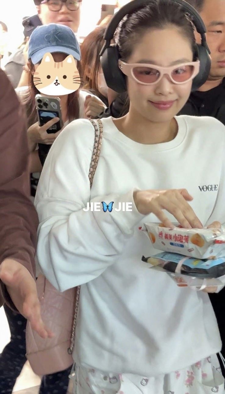 Jennie曾經從粉絲手上接過義美小泡芙,瞬間露出開心又可愛的小表情。