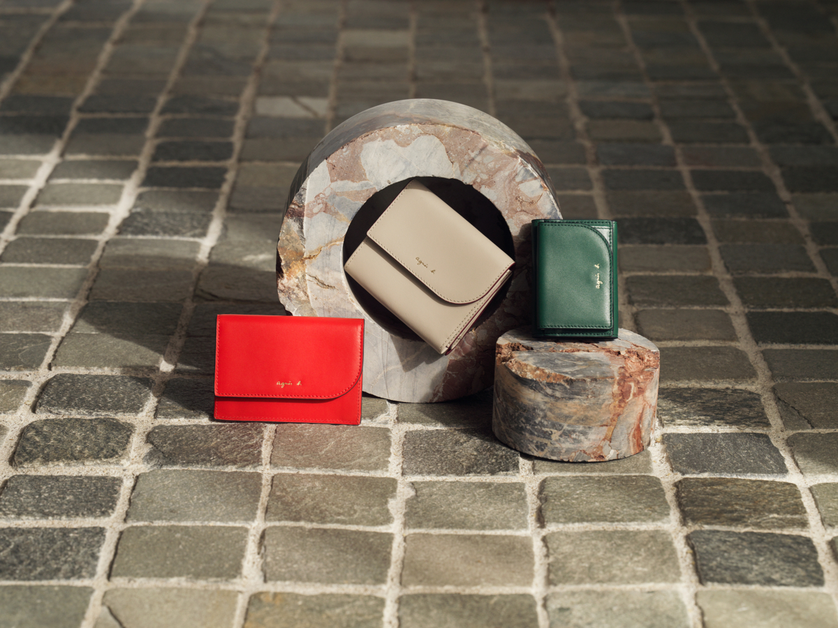 agnès b. VOYAGE在新春之際 提供色彩豐富的多元皮夾款式 滿足每個人對於幸運色的不同選擇