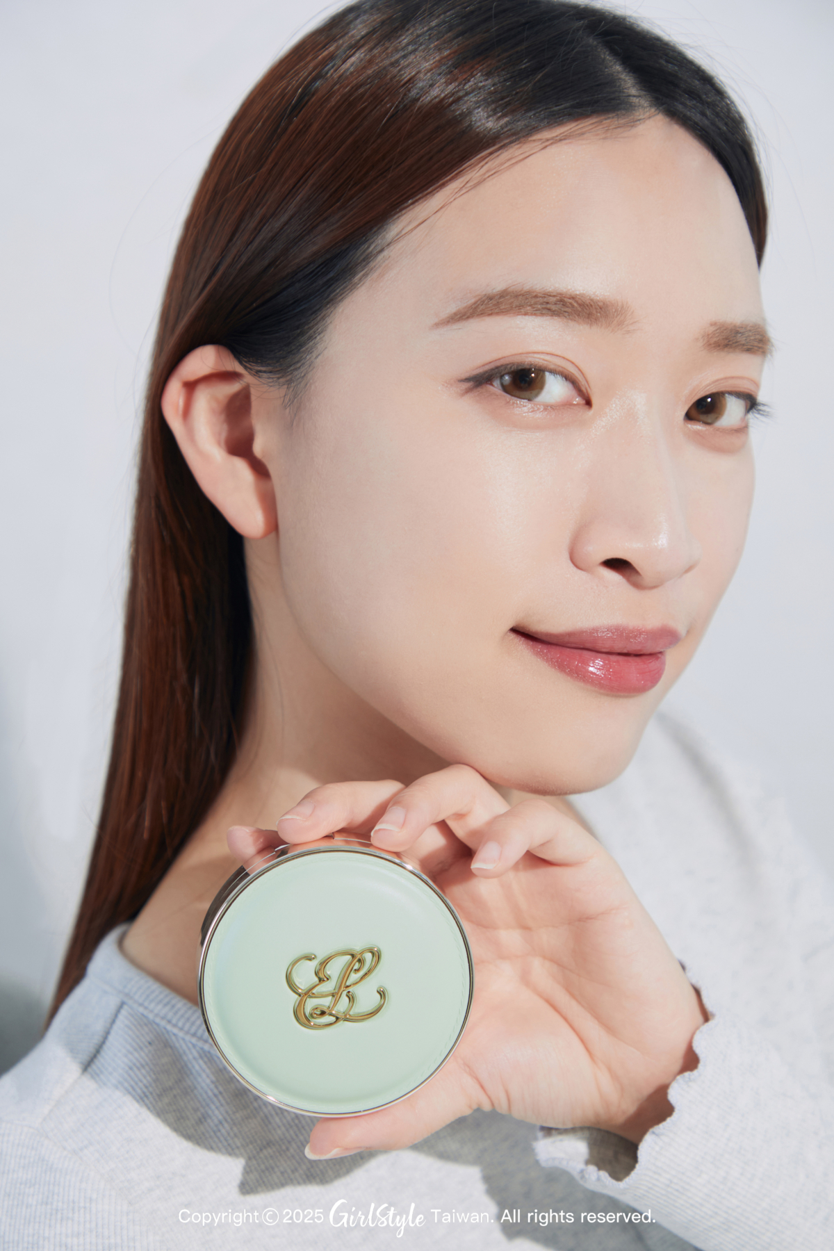 雅詩蘭黛 粉持久天生美肌氣墊粉餅SPF25/PA+++ 1W1浪漫開心果(Ladurée聯名款) ，NT$2,900(一盒兩蕊)