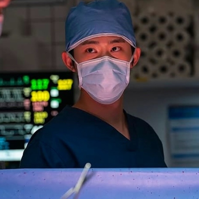 《外傷重症中心》「朴敬遠」動手術時的姿態專業又帥氣。