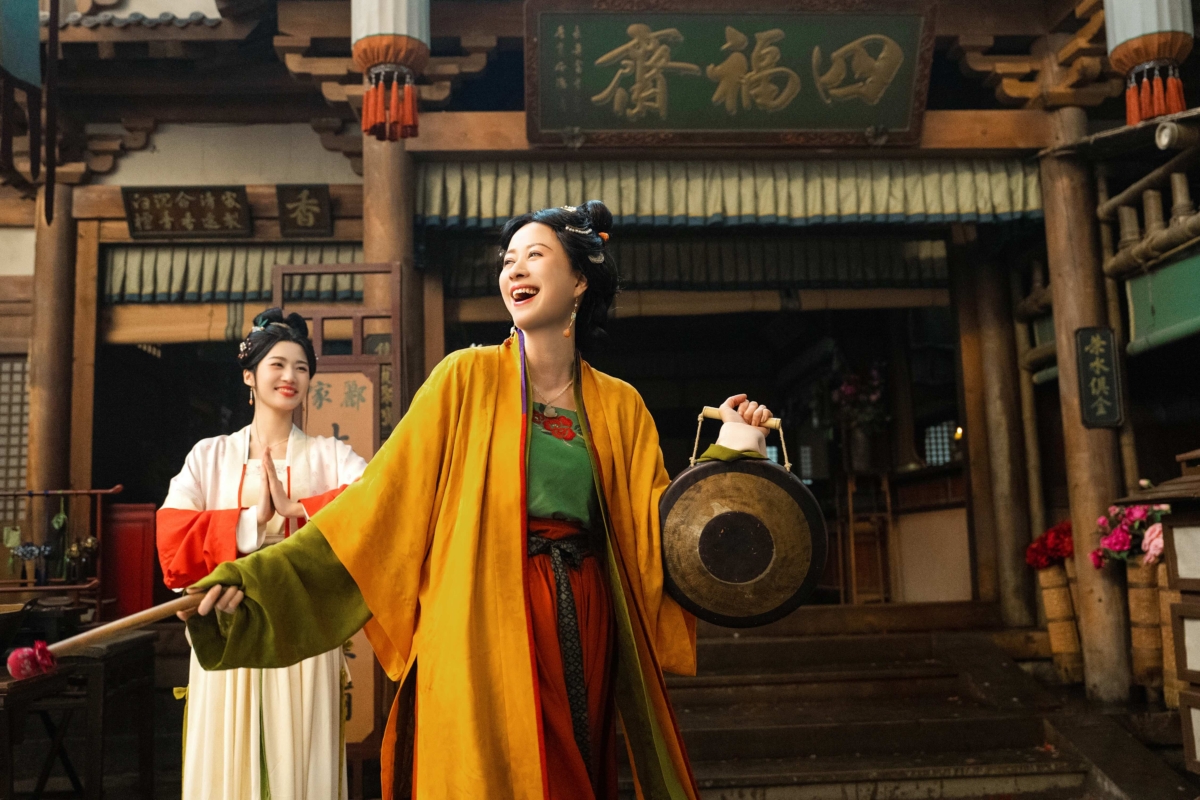 資深女星倪虹潔在《五福臨門》飾演酈家大家長「酈娘子」。