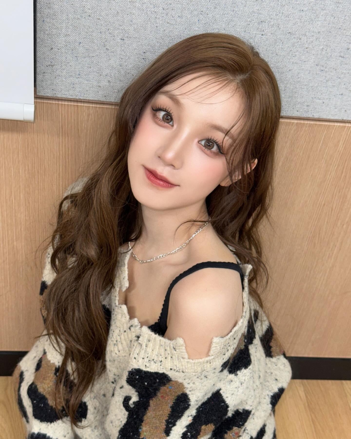 (G)I-DLE 宋雨琦 穿上設計感針織微露肩膀