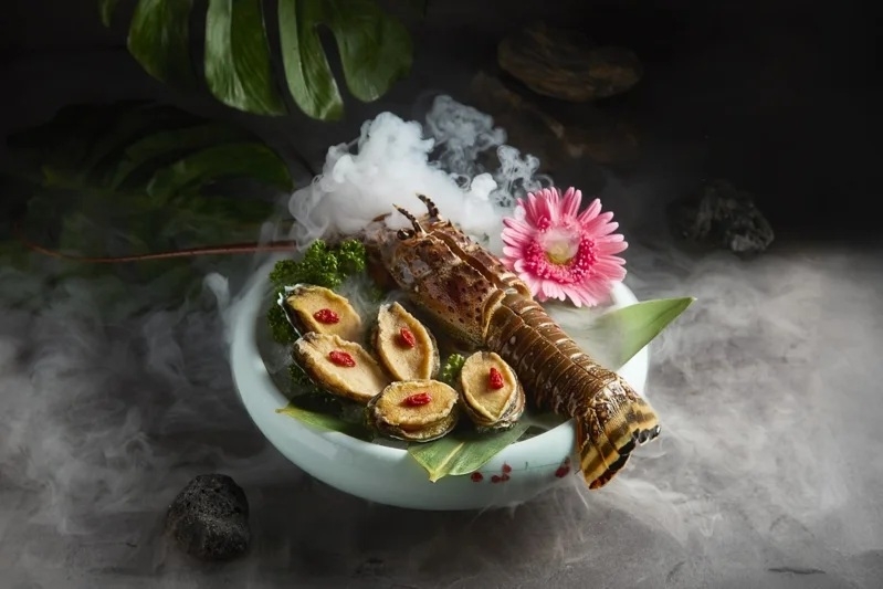 無老鍋台北永康店限定「A5和牛鮑魚頂級海陸雙饗」霸氣上桌。