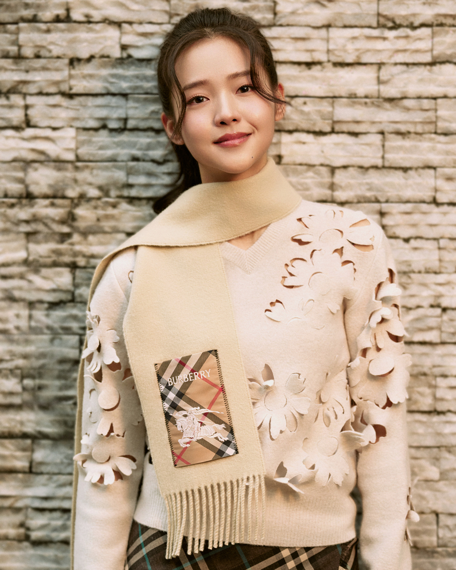 台灣女星林廷憶配戴Burberry肉豆蔻色格紋標籤喀什米爾圍巾 