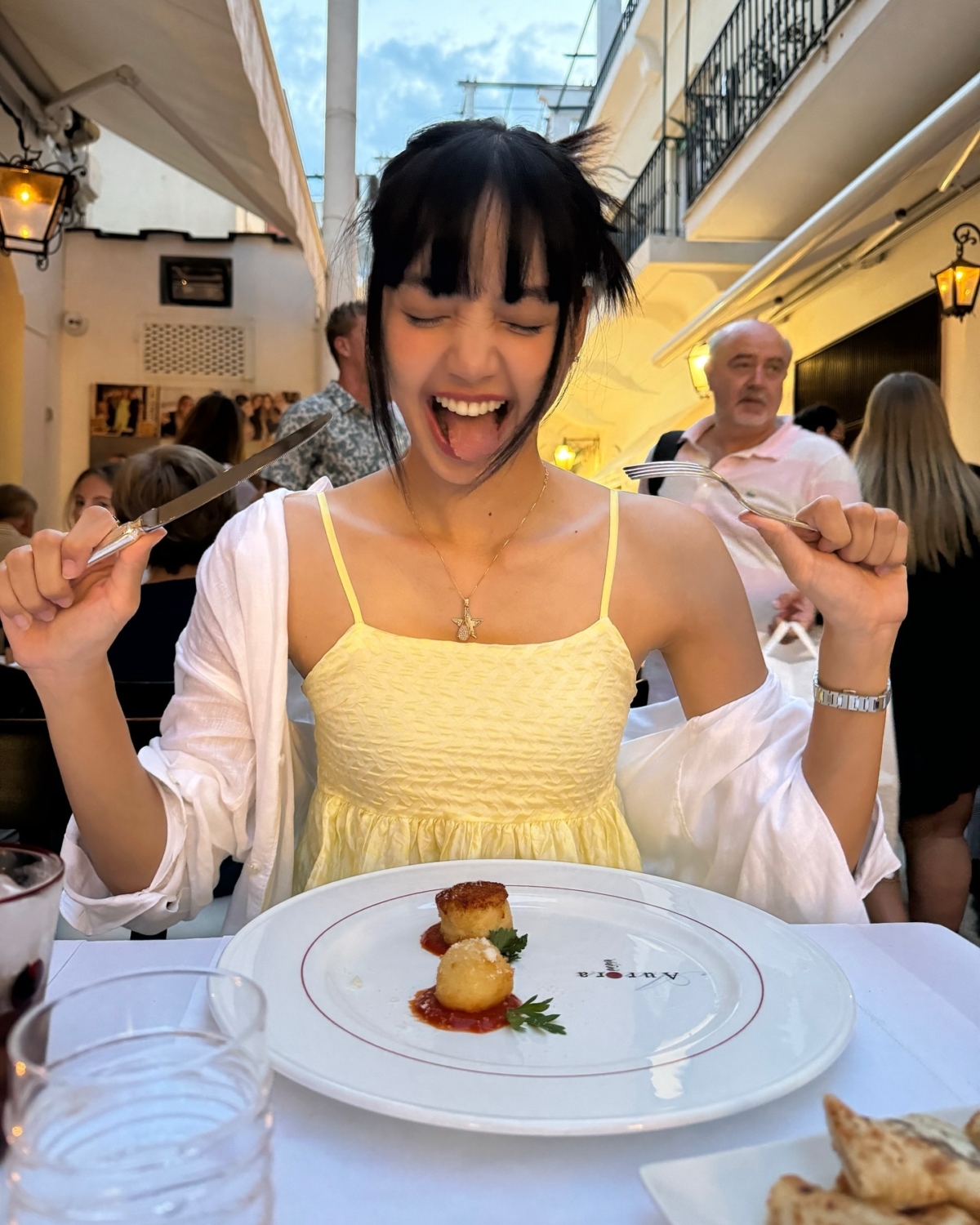 Lisa在度假時經常穿搭各種洋裝