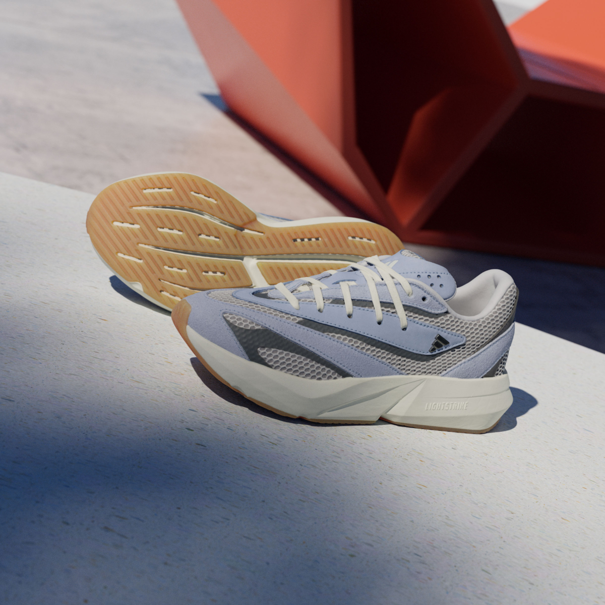 LIGHTBLAZE新色鞋身維持網眼材質疊加線形質感麂皮，流線型外觀