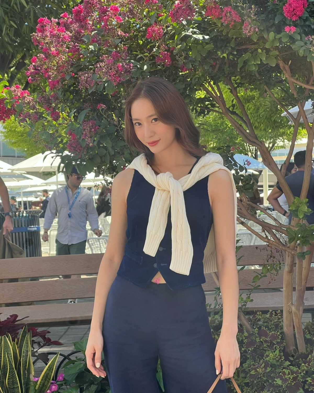 鄭秀晶利用針織外套與西裝背心疊穿出高雅的休閒穿搭