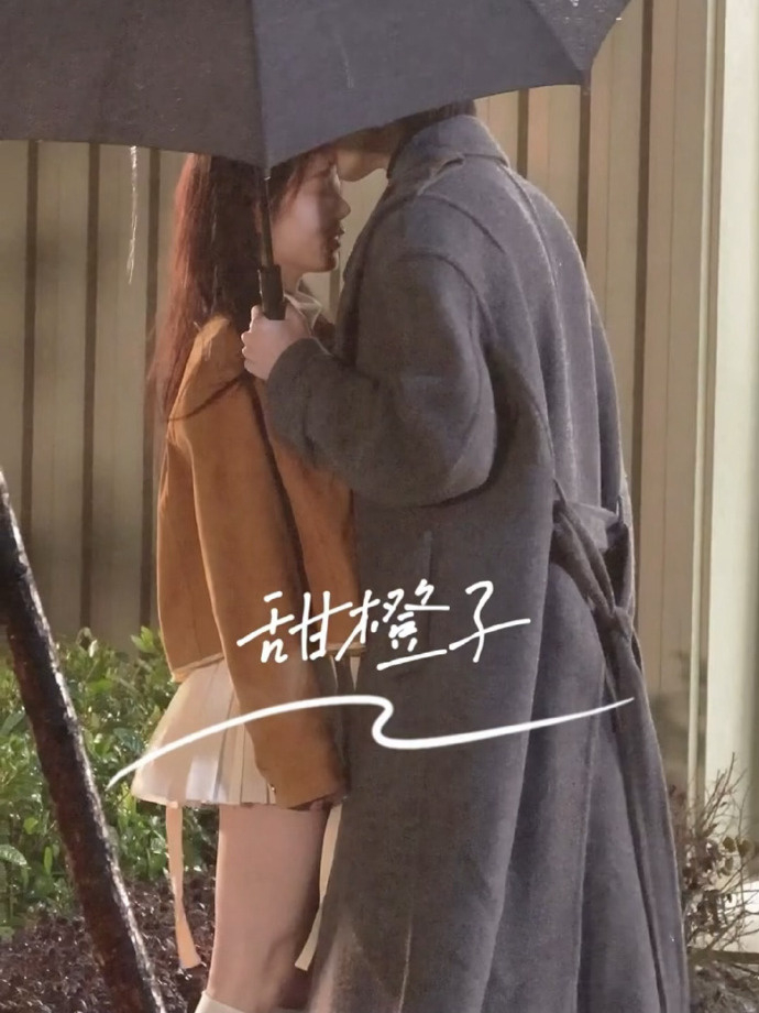 宋威龍在趙金麥的額頭上輕柔親吻，純愛氛圍滿溢。