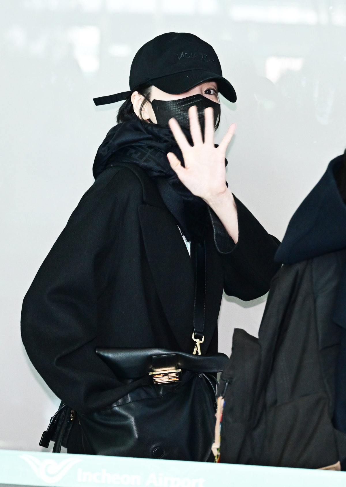 FENDI 品牌大使 宋慧喬 現身首爾機場 搭配品牌最新Mamma Baguette包款 啟程前往米蘭時裝秀