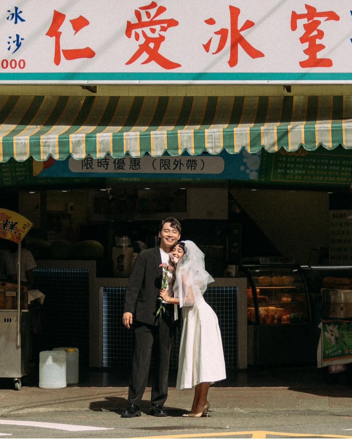 Uncle Roger造訪台灣傳統市場拍婚紗