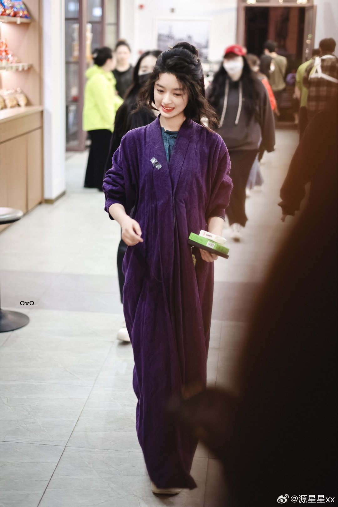 黃楊鈿甜手拿OK蹦，溫暖舉動感動網友。