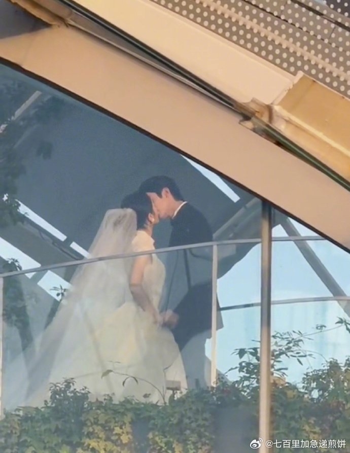 宋威龍、趙今麥《驕陽似我》大婚吻戲唯美浪漫。