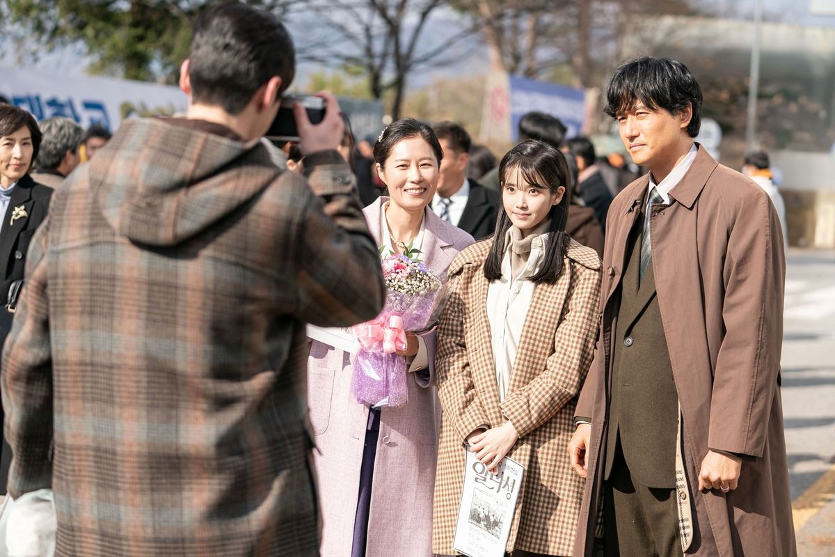 《苦盡柑來遇見你》第二幕「夏」,中年版「吳愛純」與「梁寬植」改由文素利與朴海俊演出。