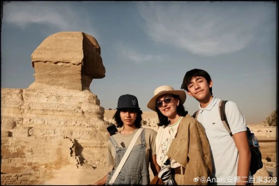 安娜近來與大兒子「諾一」、小女兒「霓娜」的合照。