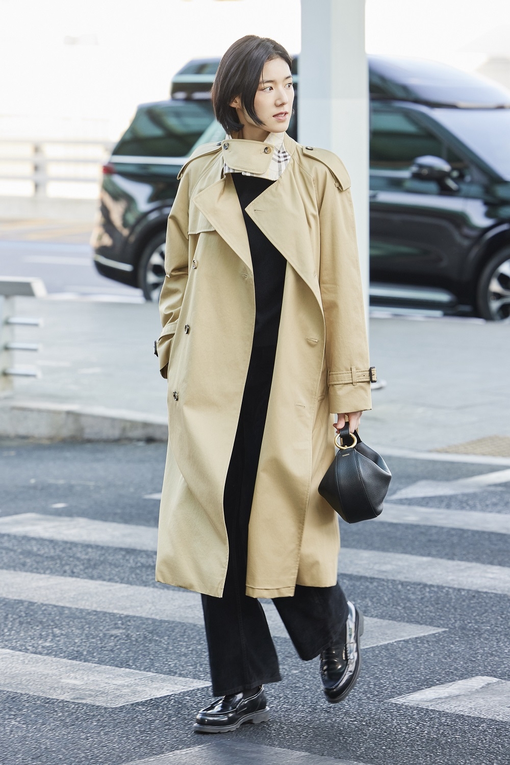韓國女星鄭恩彩(Jung Eunchae)穿著Burberry演繹機場時尚 出發前往Burberry倫敦時裝秀