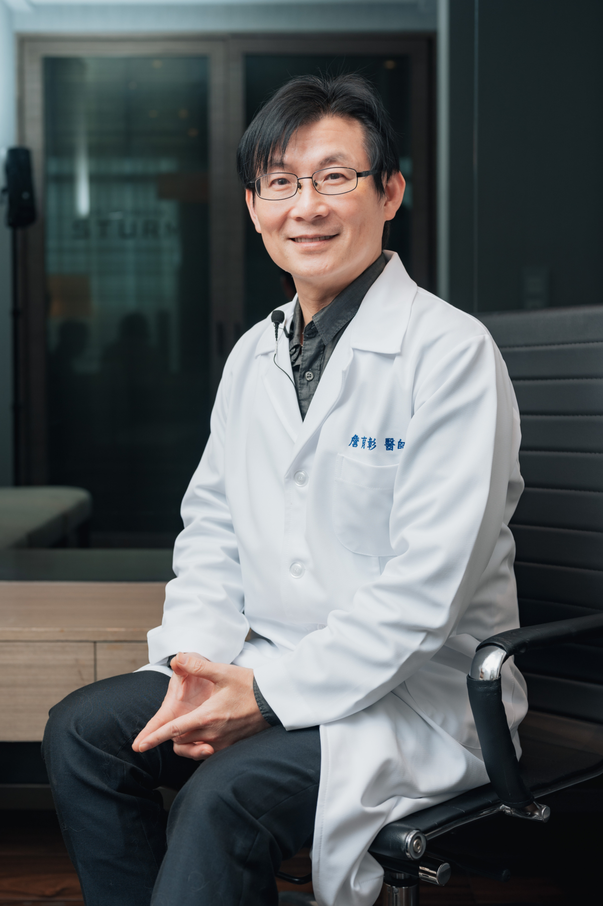 詹育彰醫師建議，不要為了追求快速效果而過度治療，應該根據自己的膚況調整頻率，讓肌膚有足夠的時間恢復，避免看不見的損傷累積。