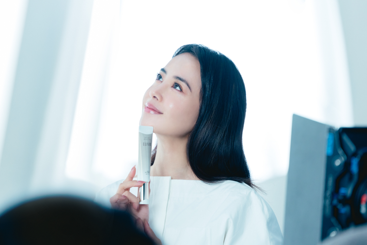 Jolin隨時必備ELIXIR怡麗絲爾小金管，補足滿滿的膠原蛋白保養與超強防曬力