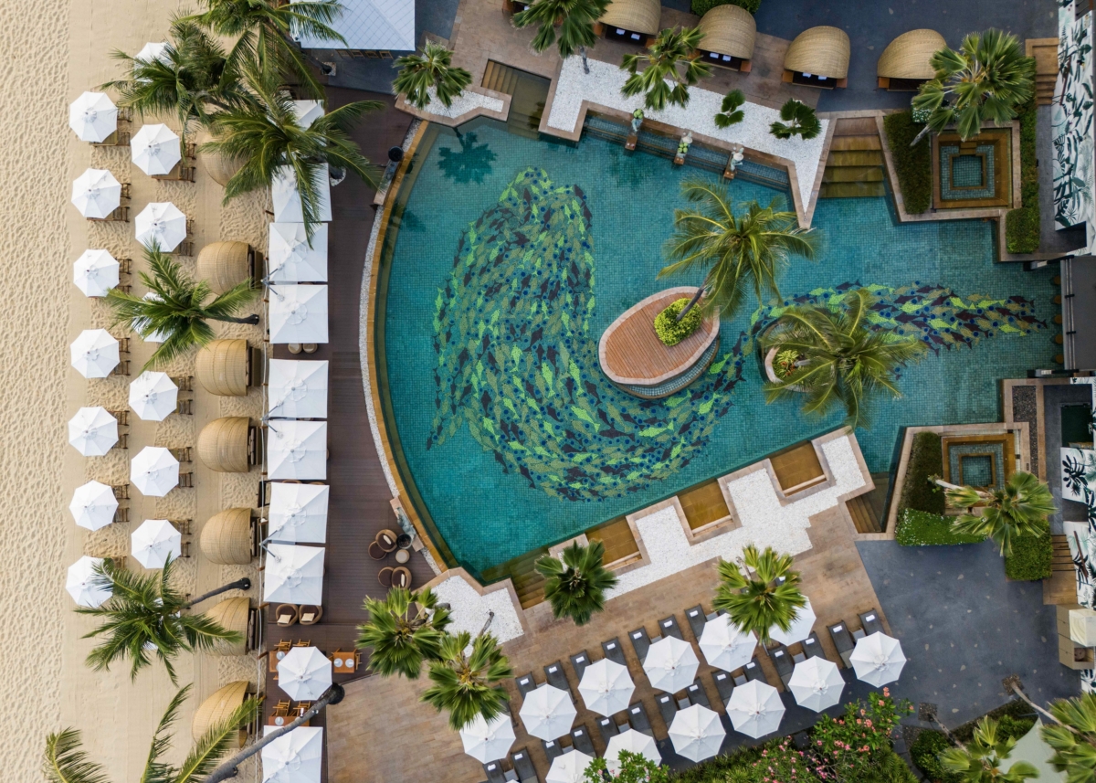 《白蓮花大飯店》第三季 中的熱帶天堂_蘇梅島波普安納塔拉度假酒店，劇中取景於此酒店充滿泰國氛圍的大廳、保安監控室、綠樹成蔭的入口、員工停車場和珠寶店。