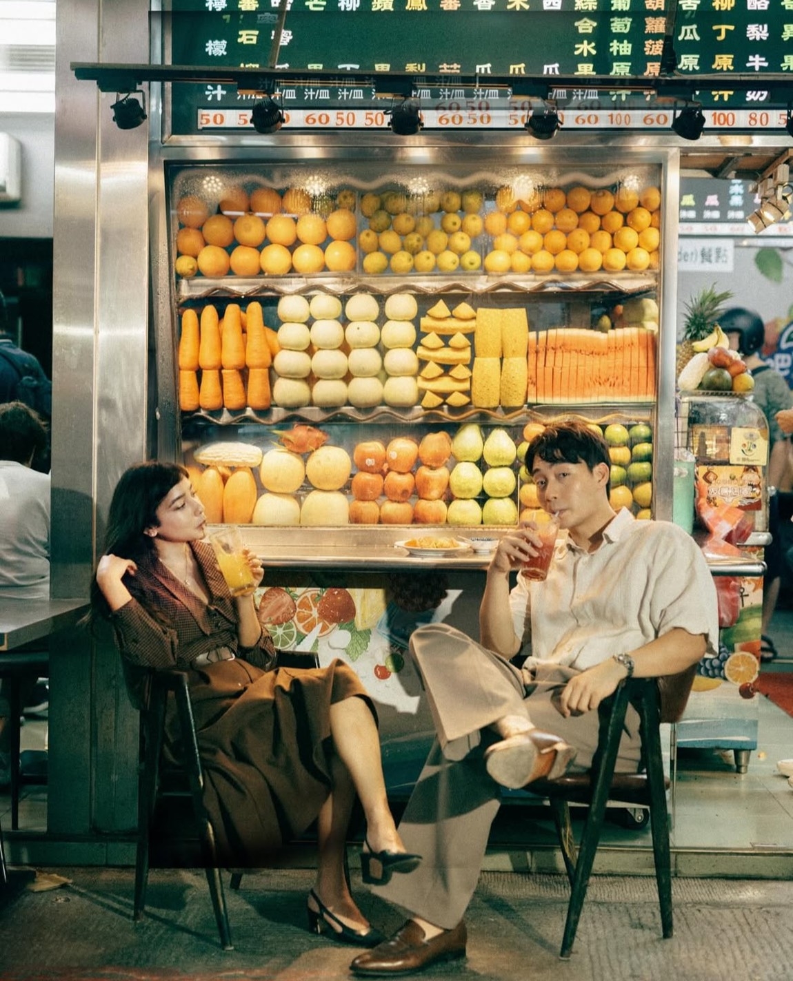 Uncle Roger與新婚妻在傳統蔬果汁店前拍攝婚紗照