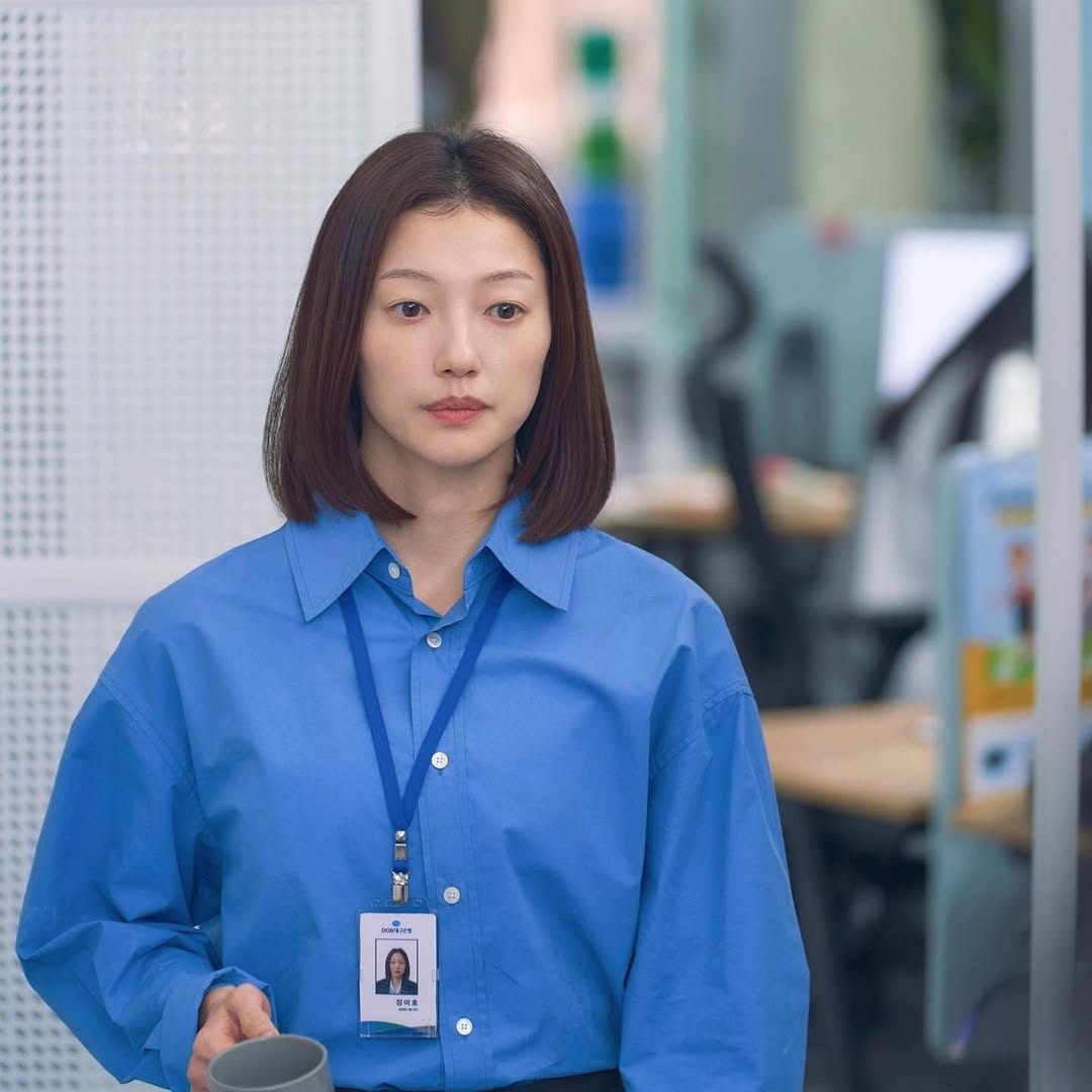 李伊在韓劇《孤單又燦爛的神－鬼怪》中飾演「三神奶奶」，對女主角金高銀呵護有加