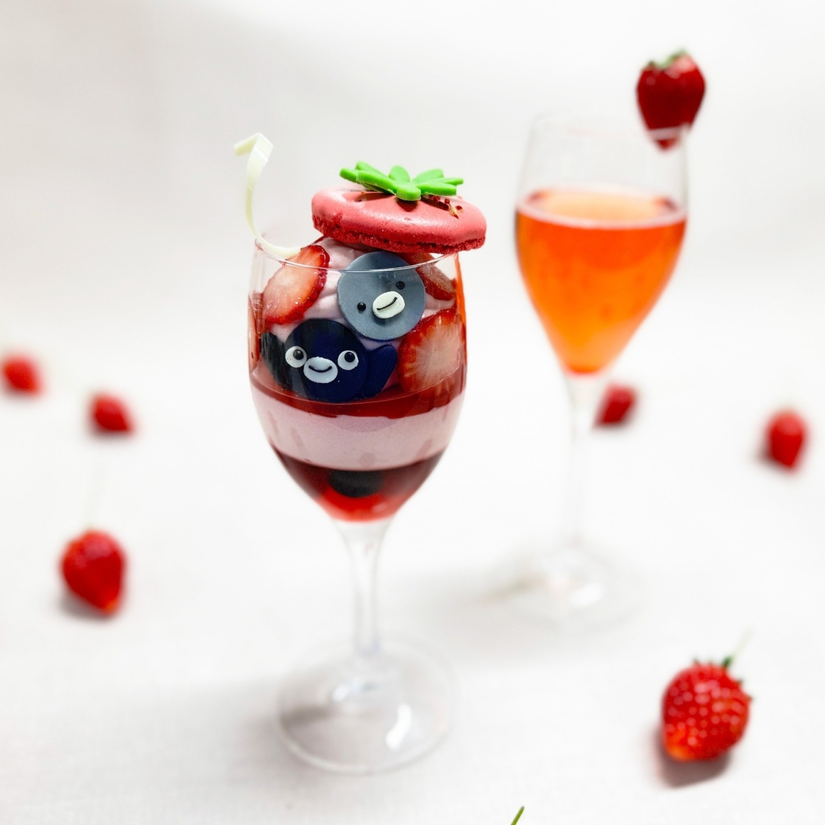 Suica企鵝在「Suica企鵝草莓迷你芭菲」露出燦笑。