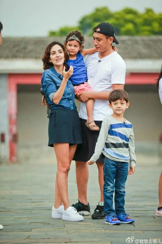 劉燁一家四口感情親密，曾經在2015年陸綜《爸爸去哪兒》幸福亮相。