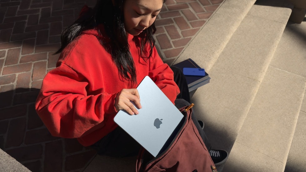 超輕薄無風扇設計,讓使用者可隨身攜帶 MacBook Air