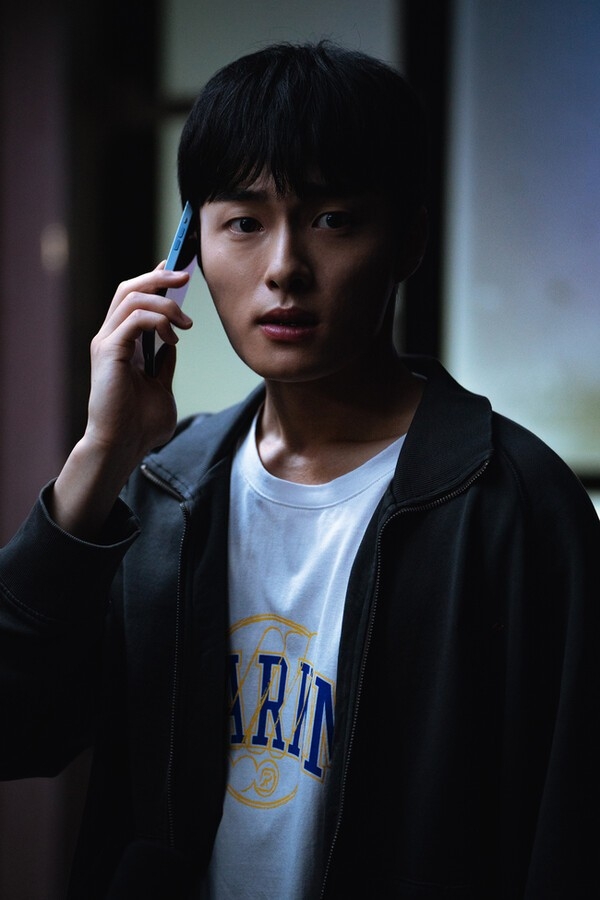 尹燦榮在《狂醫魔徒》飾演「徐榮柱」。