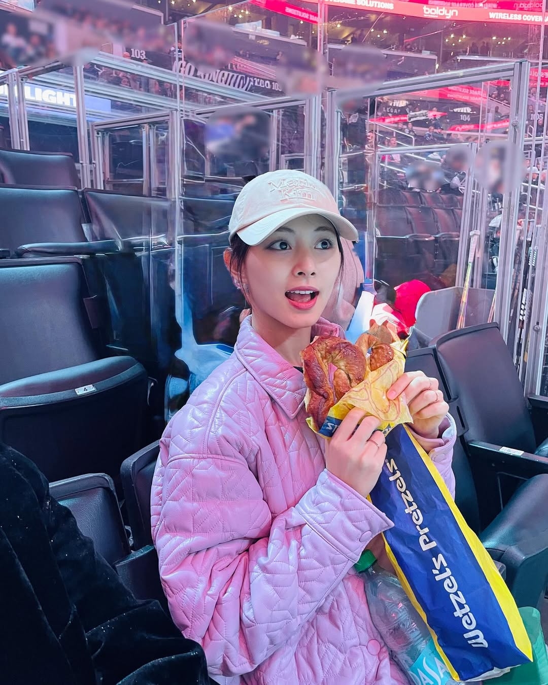 韓國人氣女團 TWICE 成員周子瑜日常穿搭戴MATIN KIM MOJA 棒球帽