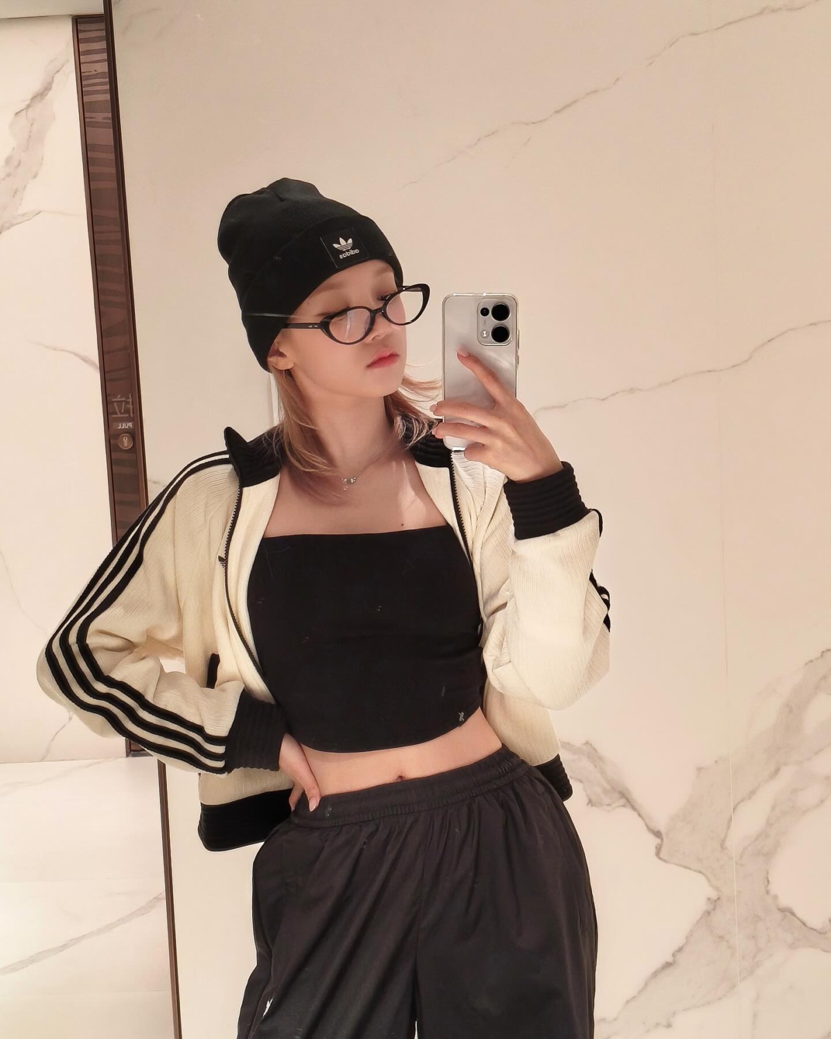 宋雨琦身穿adidas originals單品,用簡約黑白穿出層次感