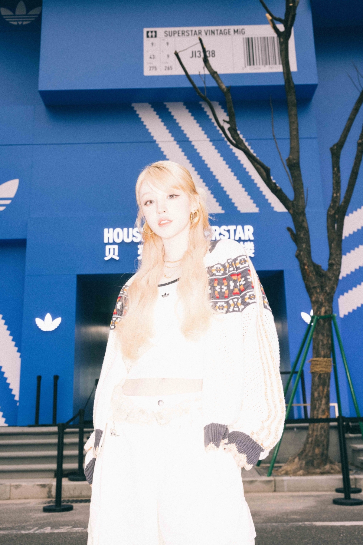 宋雨琦與adidas 藍色鞋盒包裹的4層高「貝殼頭大樓」