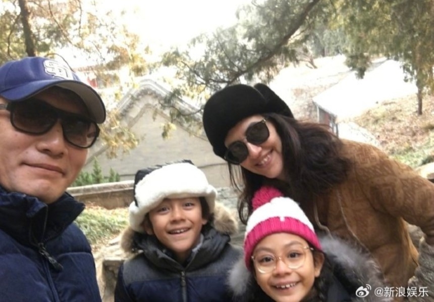 劉燁一家四口和樂融融。