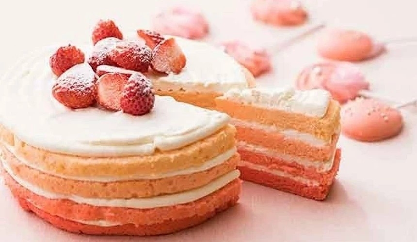 草莓奶油蛋糕令人垂涎三尺。