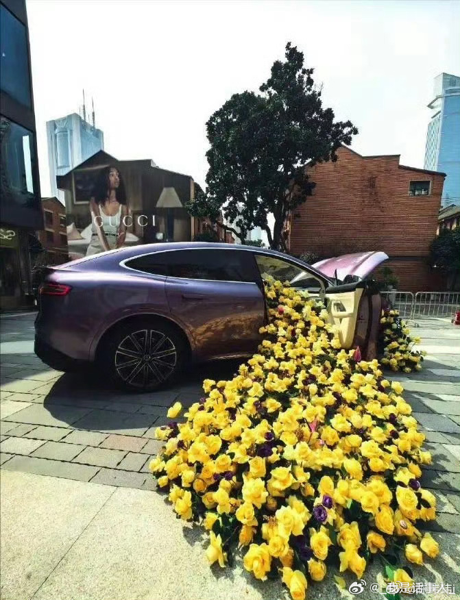 余承東的黃玫瑰智能車影片引來劉亦菲本人親自按讚。