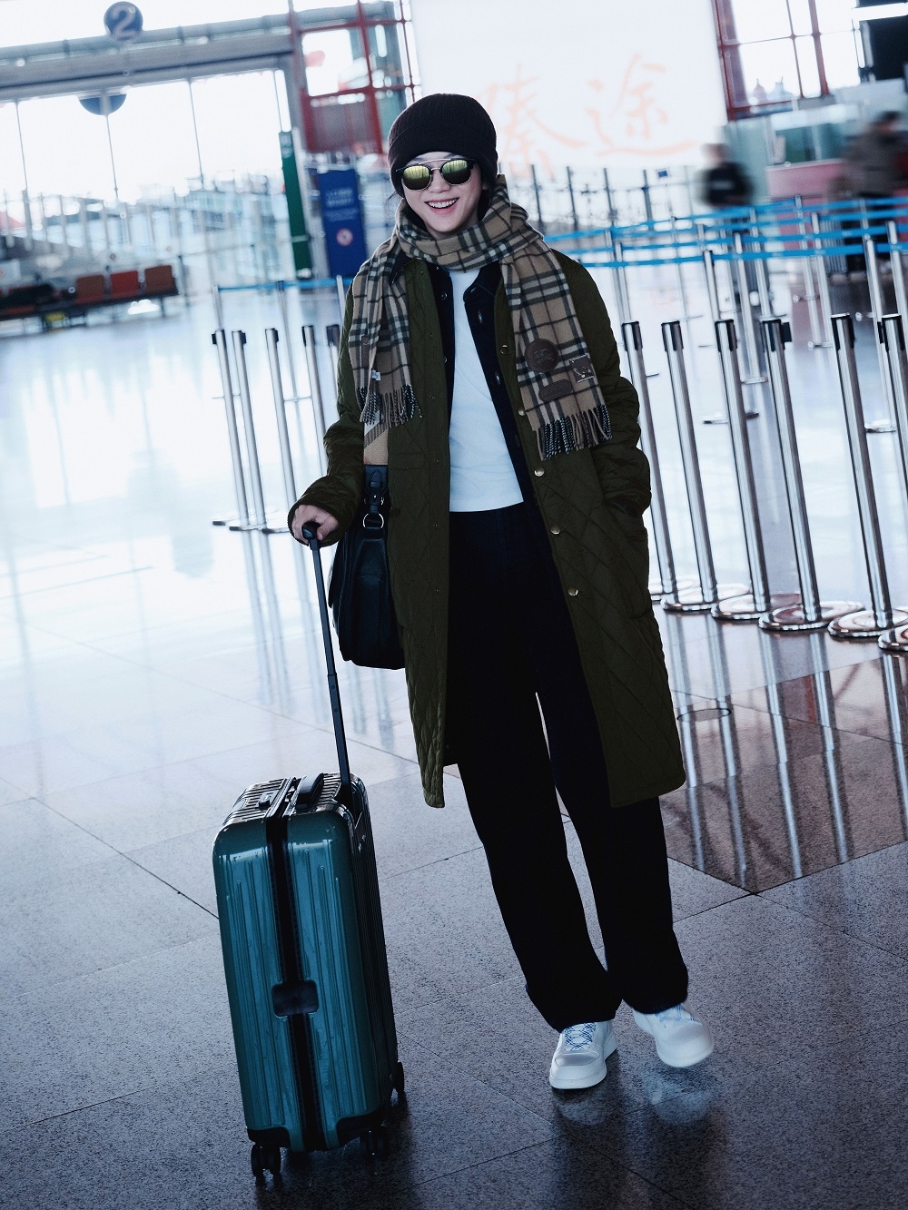 Burberry品牌大使湯唯(Tang Wei)穿著Burberry演繹機場時尚 出發前往倫敦時裝秀