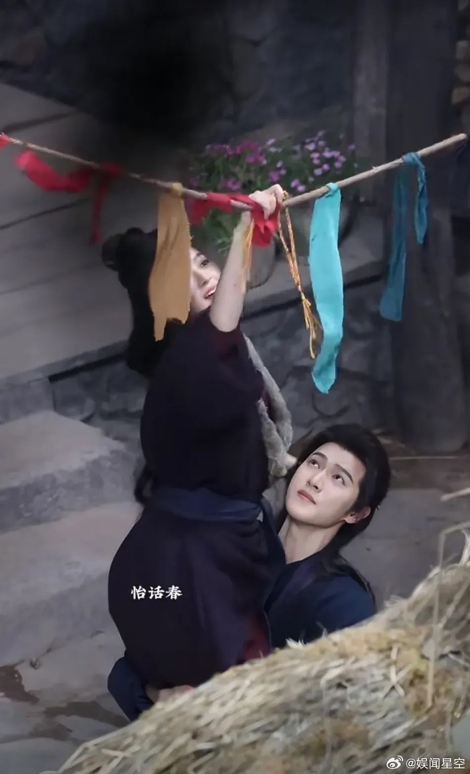 黃楊鈿甜、李昀銳《楚喬：冰湖重生》路透照互動親密。