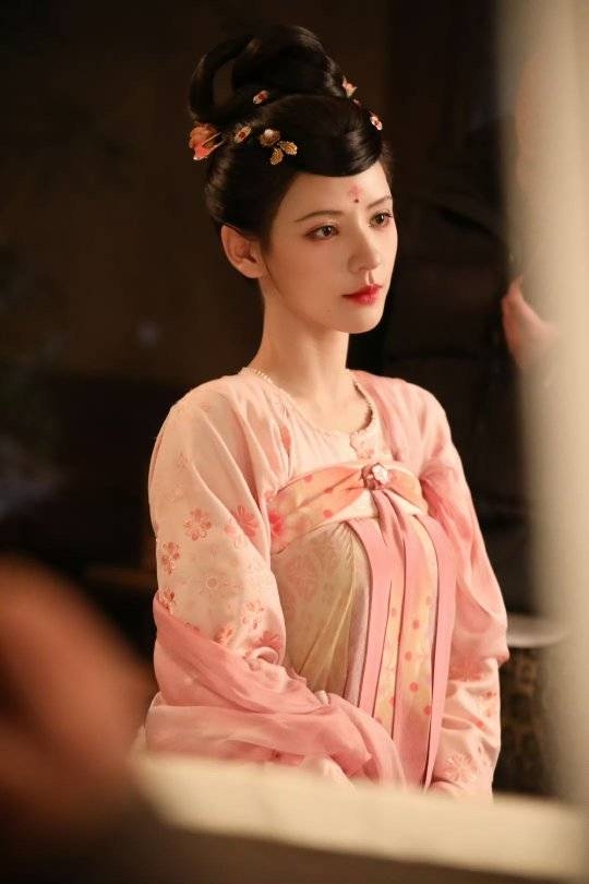 張予曦在《掌心》飾演花魁歌姬「霓裳」。