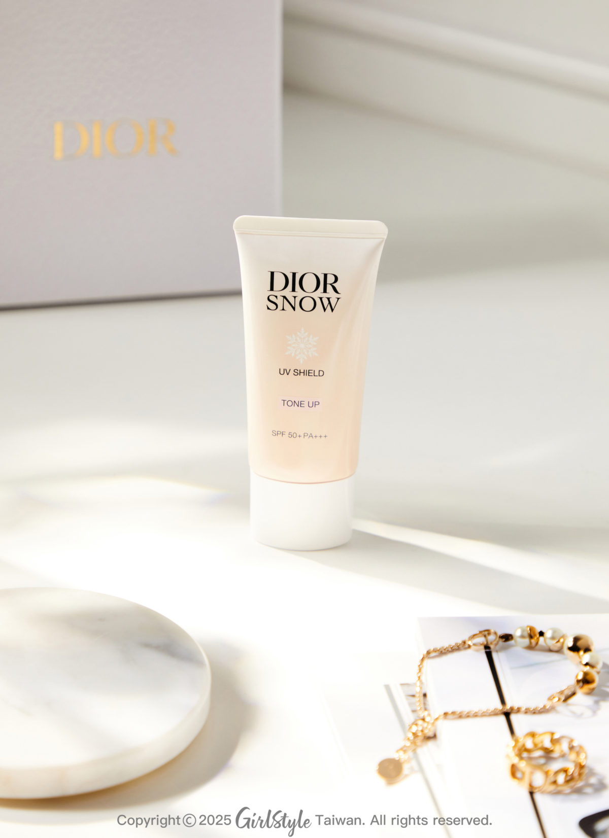 迪奧雪晶靈潤色隔離亮妍霜