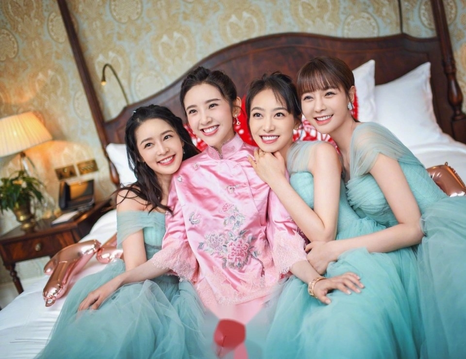 宋茜曾經是唐藝昕結婚時的伴娘。