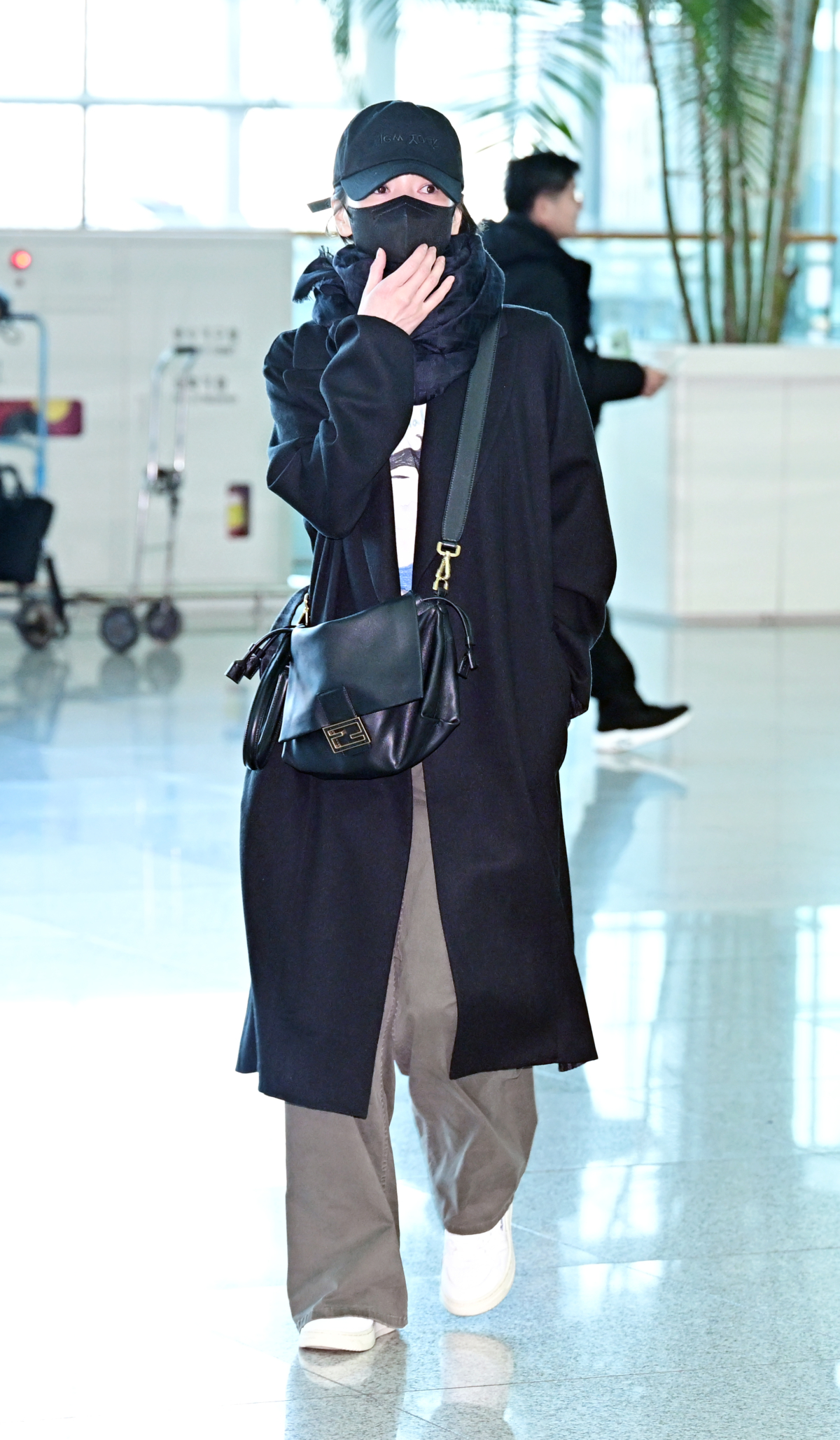 FENDI 品牌大使 宋慧喬 現身首爾機場 搭配品牌最新Mamma Baguette包款 啟程前往米蘭時裝秀