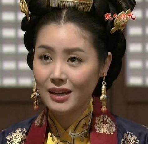 金成鈴早期出演過不少歷史劇，端莊大器的古裝扮相極具東方韻味。