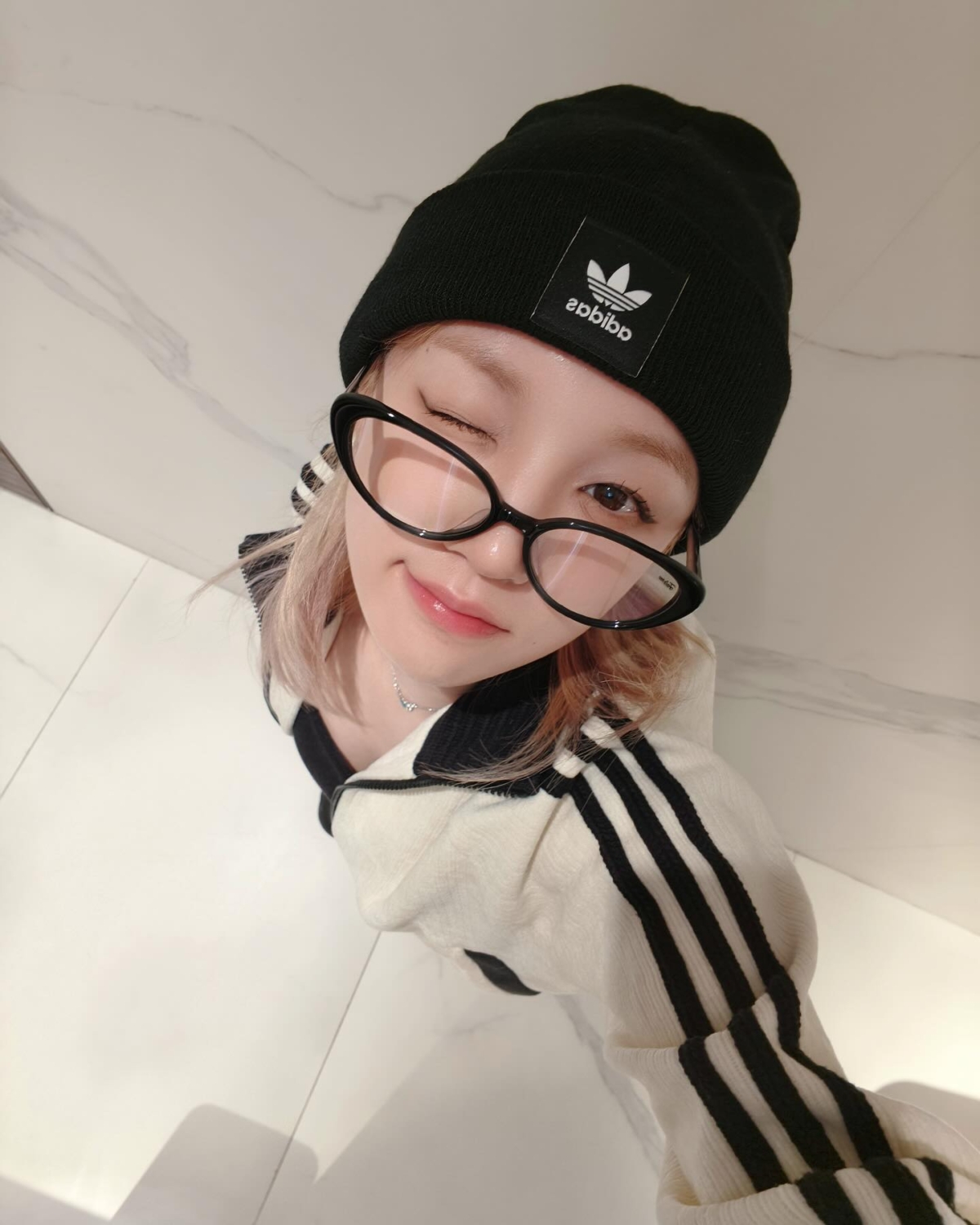宋雨琦身穿adidas originals單品,用簡約黑白穿出層次感