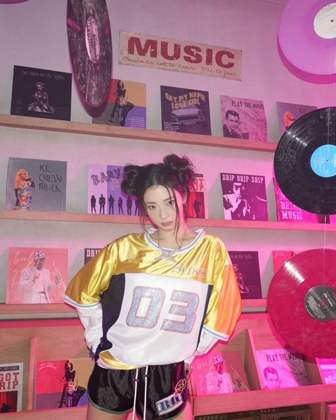 BABYMONSTER也經常混搭運動球衣