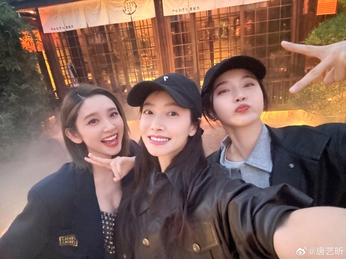 唐藝昕、宋茜、張佳寧在聚餐時拍下溫馨合照。