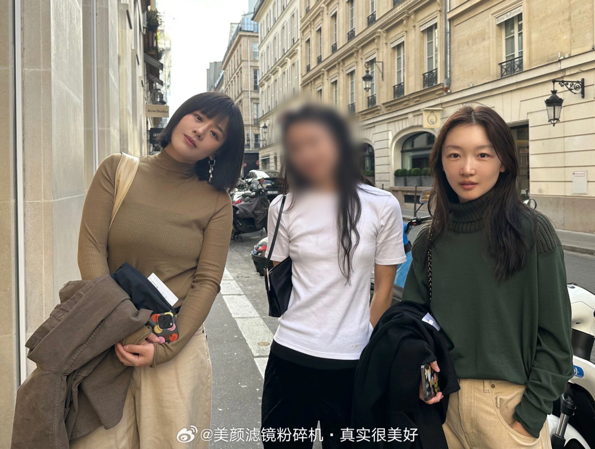 網友在法國巴黎街頭巧遇周冬雨、馬思純,見證雙女神私下友誼。