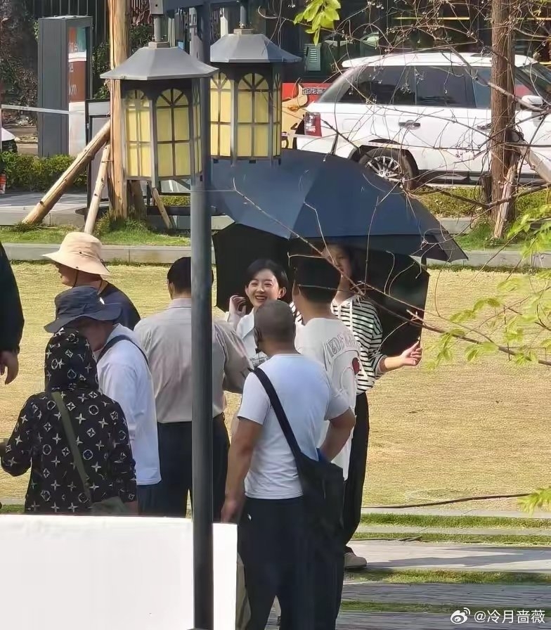 《造城者》趙麗穎在拍攝現場燦笑。