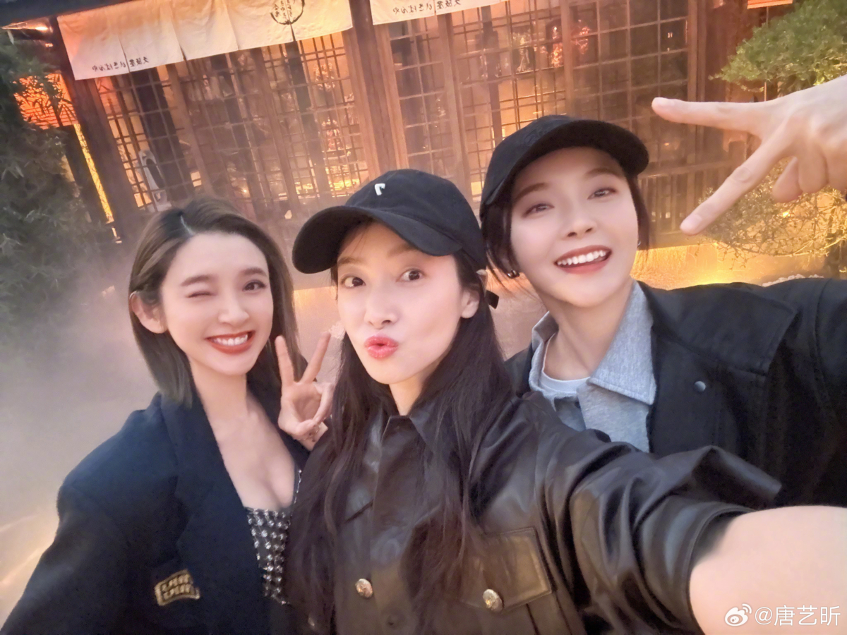 唐藝昕、宋茜、張佳寧笑容燦爛。