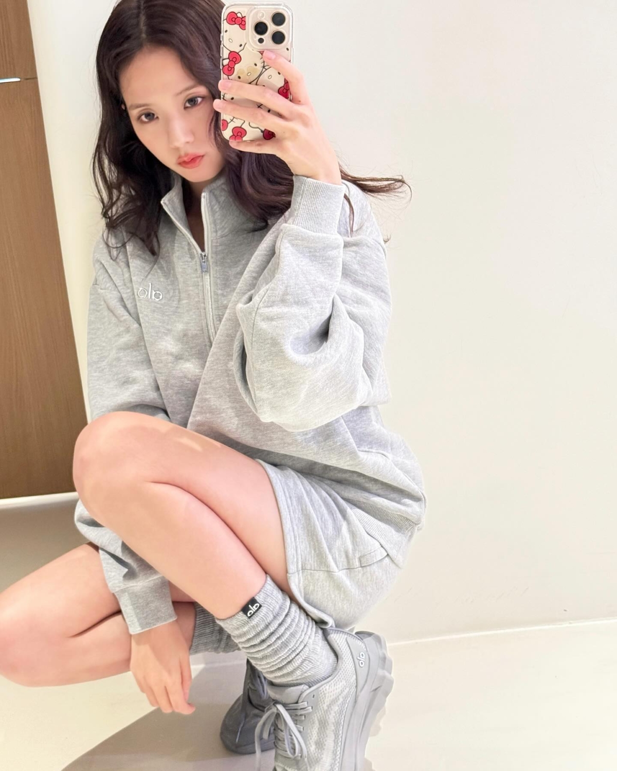 JISOO穿著ALO運動單品