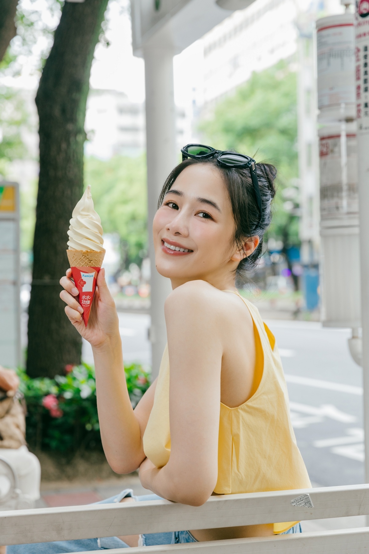 全家便利商店過往與YouTuber美食水水千千聯名的木瓜牛奶霜淇淋回歸。